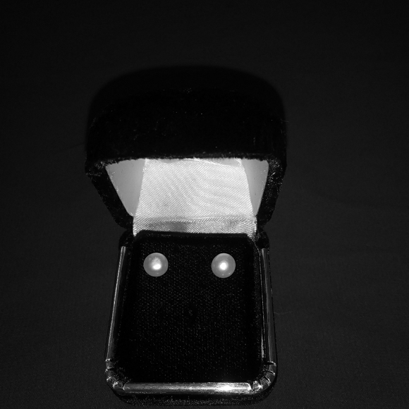 Jewelry - Classic genuine freshwater pearl stud earrings